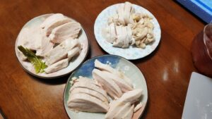 スライスされた蒸し鶏