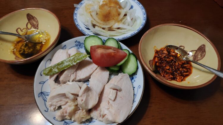 3種の仕込みと3種のタレの蒸し鶏